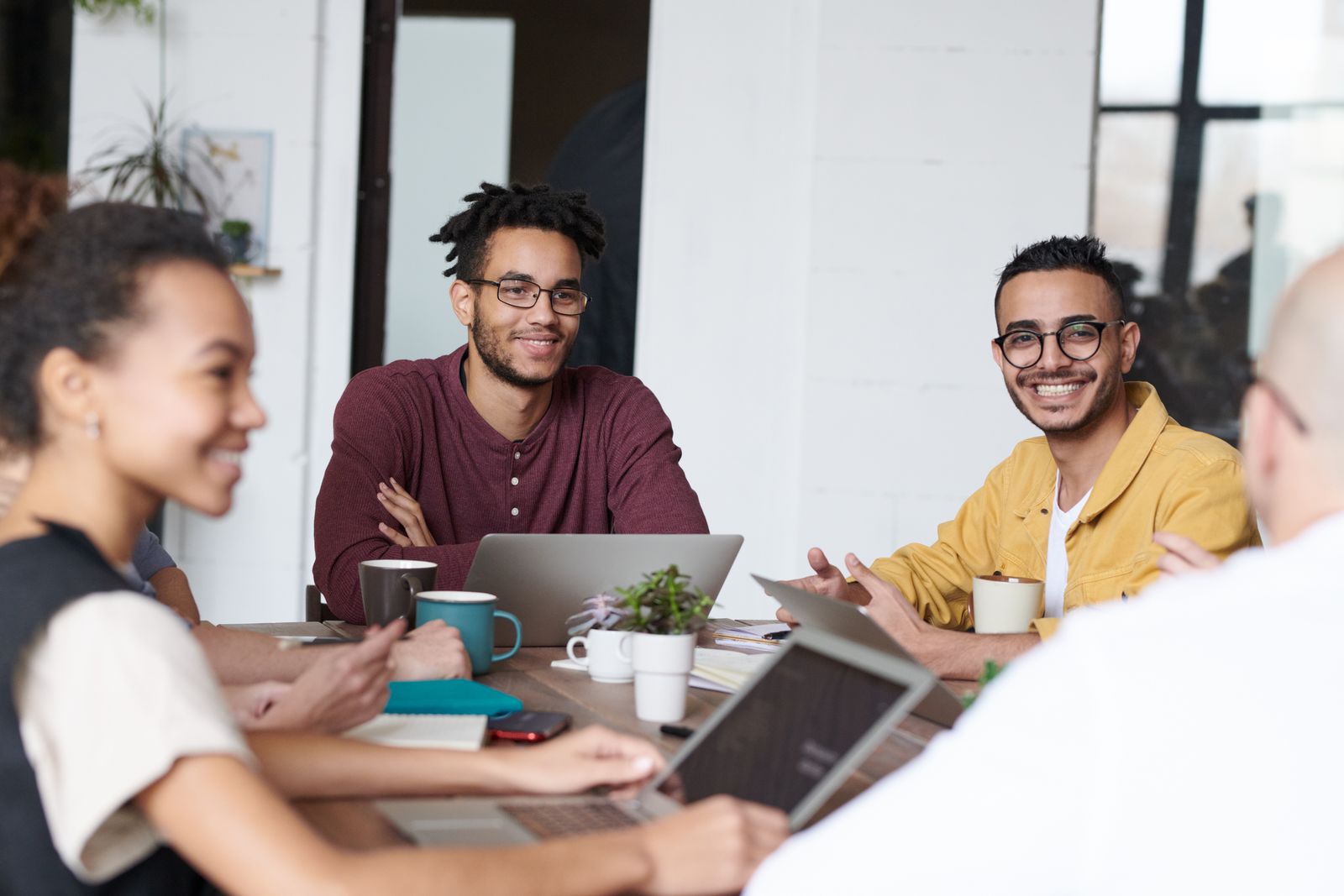 Professionnels en formation à l'intelligence artificielle autour d'ordinateurs portables